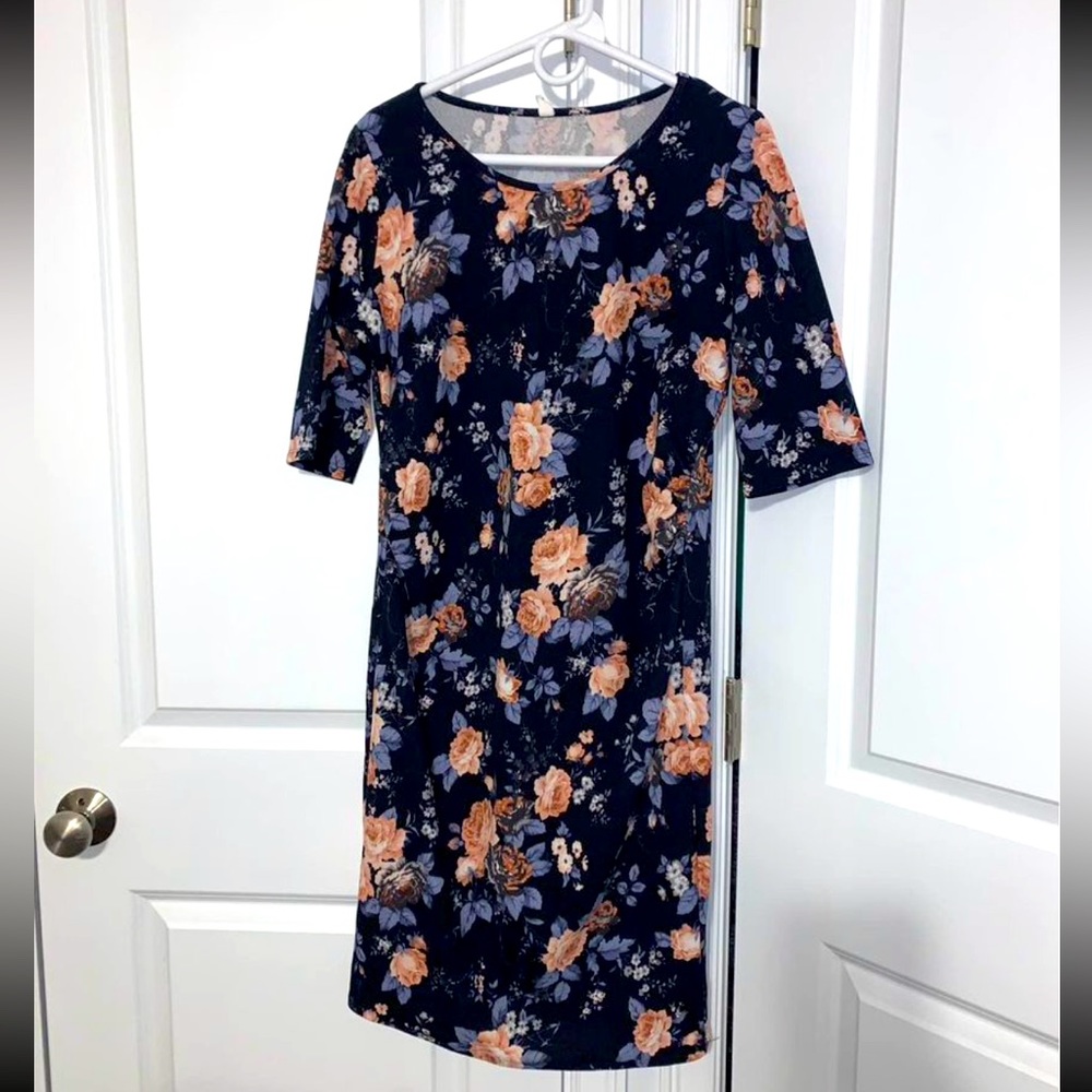 Like new Woman’s Maternity size XL dress from Pinkblush. Stretchy and comfy!